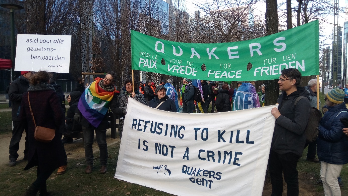 Quakers uit Gent vragen aandacht voor gewetensbezwaarden in de oorlog in Oekraïne op de betoging van zondag 26 februari 2023 in Brussel (foto: Jan Van Criekinge).
