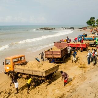 Grootschalige zandwinning op de stranden van Sierra Leone bedreigt het kwetsbare milieu. De gevolgen zijn groot (foto: The New Humanitarian, 2013).
