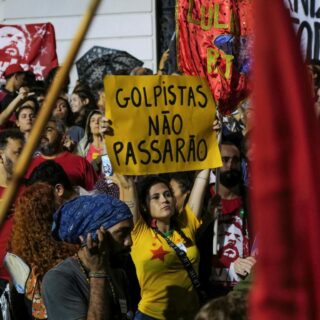 In tientallen Braziliaanse steden kwamen in januari 2023 mensen op straat om te protesteren tegen de poging tot staatsgreep van de bolsonaristen. Zij betuigden hun steun aan president Lula da Silva (foto: Globo.br).