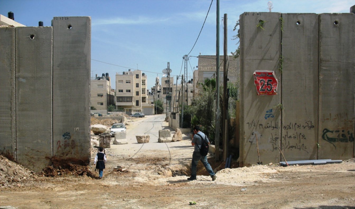 “De vraag is of Israël überhaupt nog leefbaar is.” Een betonnen muur scheidt de Palestijnse gebieden op de Westelijke Jordaanoever van de joodse nederzettingen.