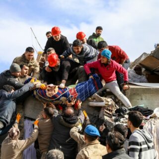 Lokale Turkse reddingsteams haalden onmiddellijk na de aardbeving van 6 februari overlevenden van onder het puin van ingestorte huizen (foto: IFRC).
