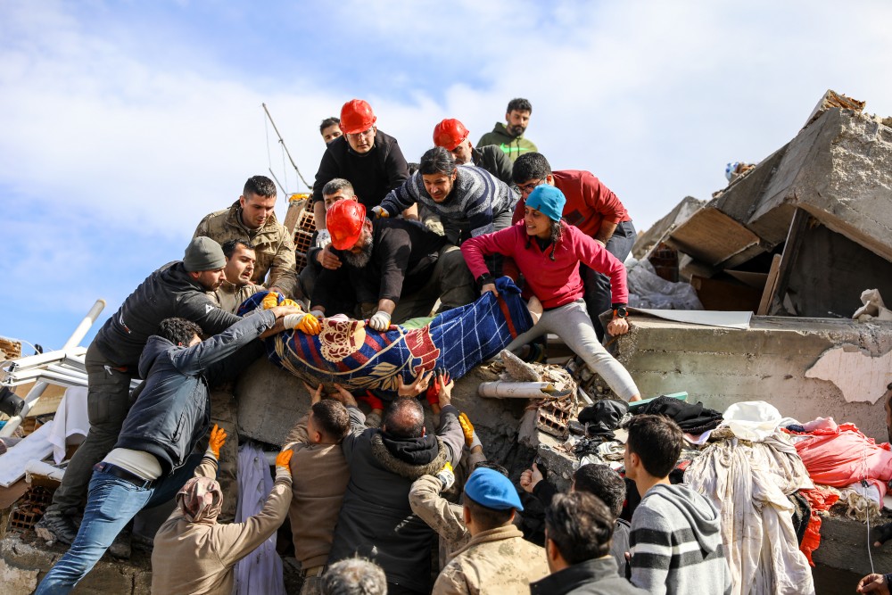Lokale Turkse reddingsteams haalden onmiddellijk na de aardbeving van 6 februari overlevenden van onder het puin van ingestorte huizen (foto: IFRC).