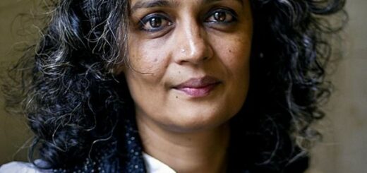 De bekende Indiase schrijfster Arundhati Roy houdt niet op met de ‘ontmanteling van de democratie’ in haar land aan te klagen.