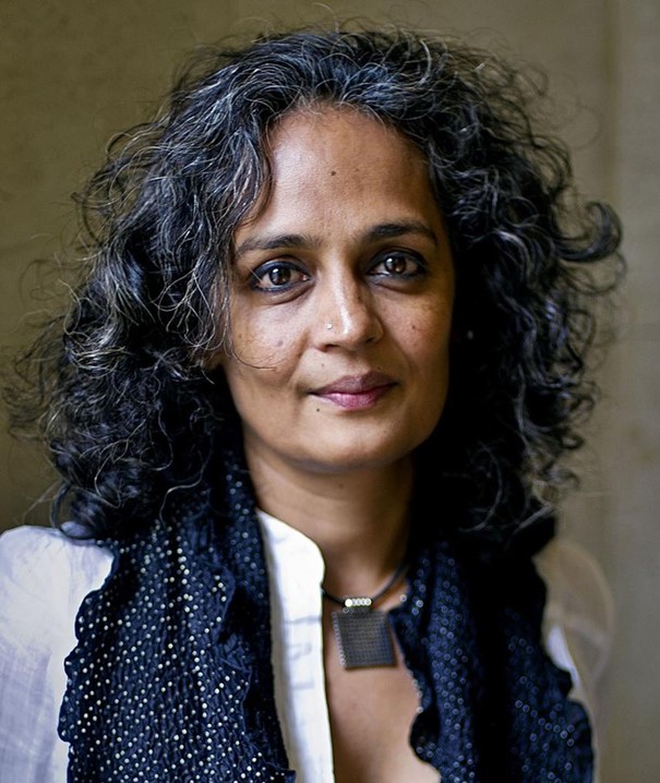 De bekende Indiase schrijfster Arundhati Roy houdt niet op met de ‘ontmanteling van de democratie’ in haar land aan te klagen.
