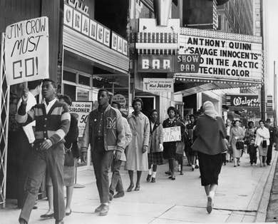 Protestmars tegen de segregatie (de zogenaamde Jim Crow-wetgeving die Afro-Amerikanen degradeerde tot tweederangsburgers) in Louisville (Kentucky) in 1961. Thomas Merton was toen monnik in Louisville.