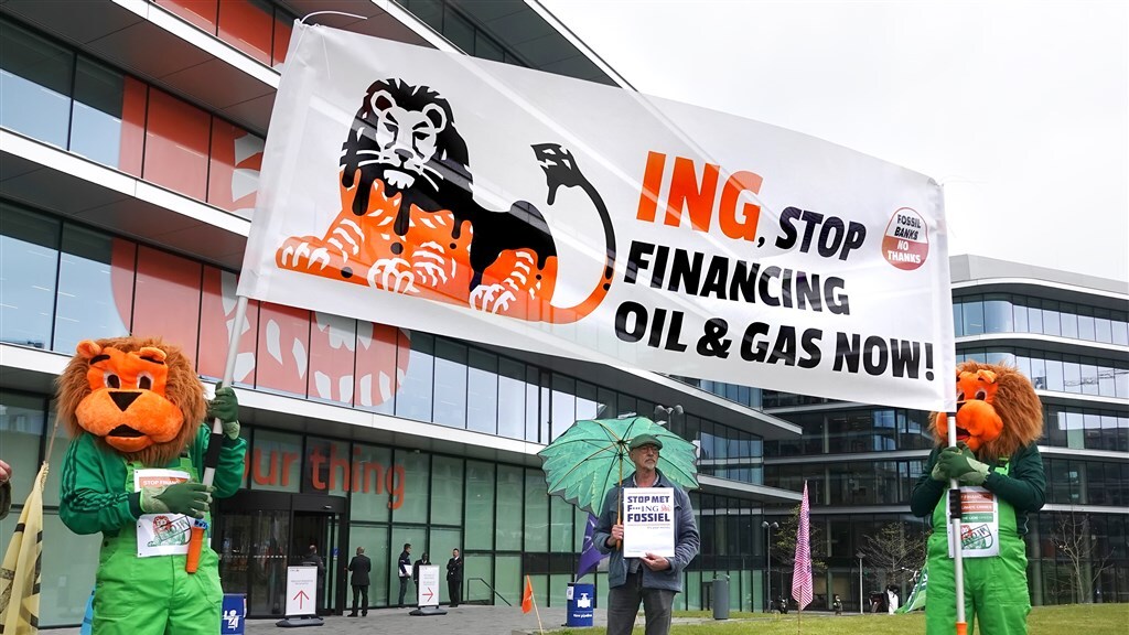 Nederlandse klimaatactivisten eisen dat ING stop met de financiering van olie- en gasprojecten (foto: RTLNieuws.nl).