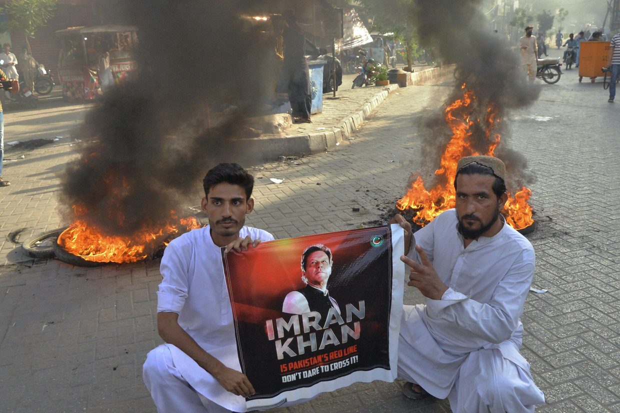 Imran Khan heeft een groot charisma en is zeer populair. Na zijn arrestatie kwamen overal in het land aanhangers op straat om te protesteren.