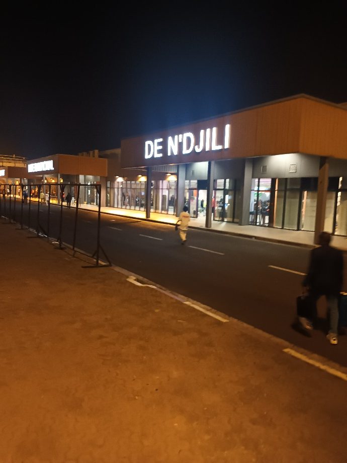 Het aankomstgebouw van de internationale luchthaven van N’Djili in Kinshasa (foto: Joël Ndombe).