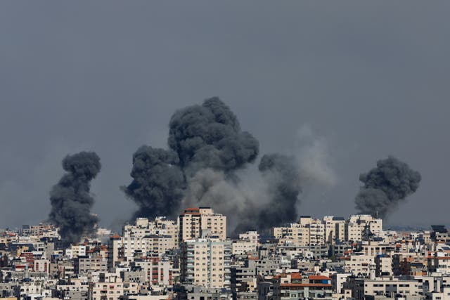 Smoke and fire from the explosion of an Israeli strike rise over Gaza City, Tuesday, 22 July 2014 (foto: Hatem Moussa / AP).