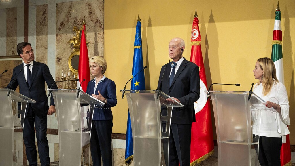 Het zelfverklaarde ‘team-Europa’ (Nederlandse premier Mark Rutte, EU-Commissievoorzitter Ursula von der Leyen en de Italiaanse premier Giorgia Meloni) ging op 16 juli 2023 in Tunis een felomstreden ‘migratiedeal’ sluiten met de autoritaire Tunesische president Kais Saied (foto: ANP).