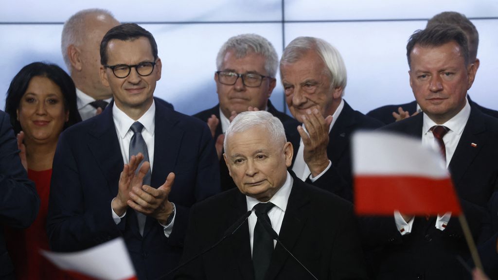 Hoewel nog afgetekend de grootste partij, beschikt regeringspartij ‘Recht en Rechtvaardigheid’ (PiS) sinds de verkiezingen van 15 oktober 2023 over geen meerderheid meer in het Poolse parlement. Op de foto een ontgoochelde partijleider Jaroslaw Kaczynski bij het sluiten van de stembussen. (foto: AFP).