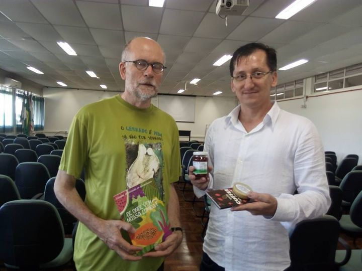 Luc Vankrunkelsven en prof. Neuri A. Alves in 2017 bij een boekvoorstelling in Chapecó (foto: Fetraf-SC).