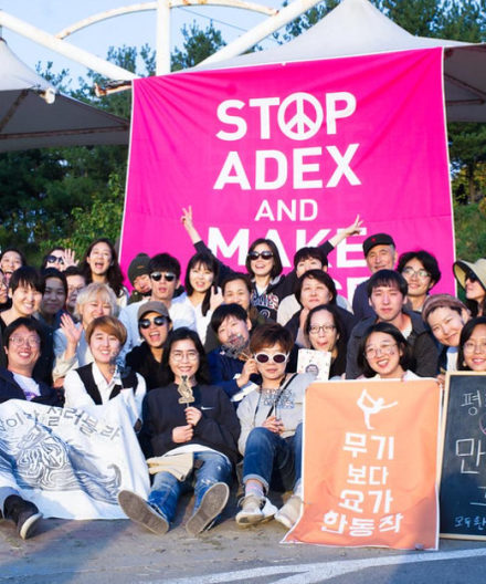 Vredesactivisten protesteren tegen de wapenbeurs ADEX (foto: WWW-Korea).