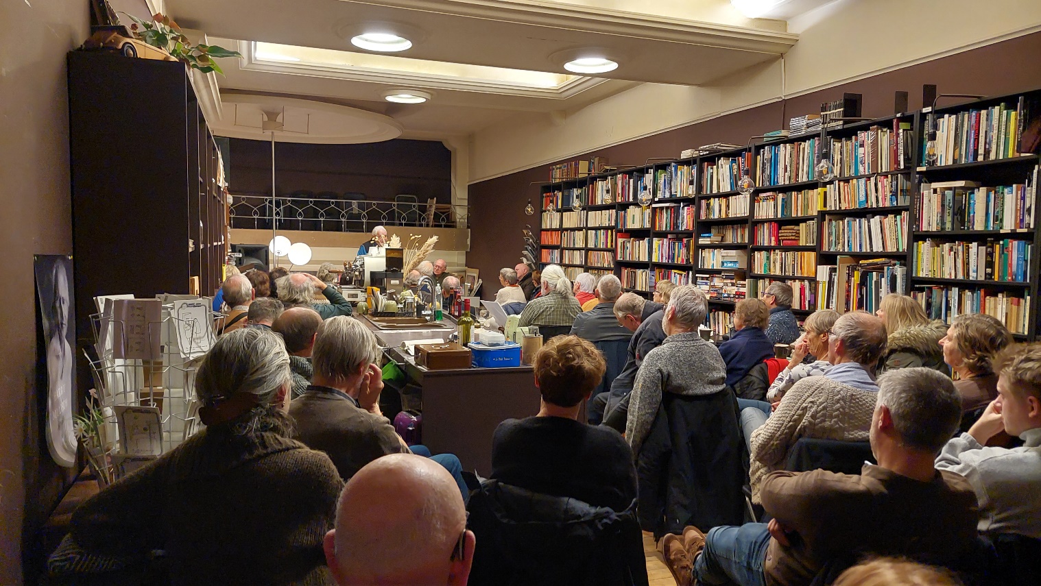 Een goedgevuld zaaltje in de Mechelse boekhandel De Zondvloed voor het CIMIC-café met Ludo Abicht op maandag 11 december 2023 (foto: Terri Grootjans).