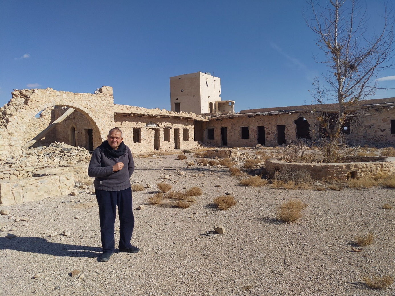 Jacques Mourad in het grotendeels verwoeste Syrische klooster van Mar Elian (foto: © Barbara Mertens).