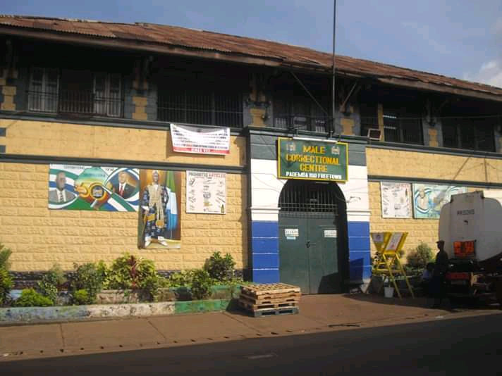 Op zondagmorgen 26 november werden onder meer uit de centrale Pademba Road-gevangenis in Freetown gevangenen bevrijd door gewapende groepen. Een tactiek die eerder al werd gebruikt om chaos te zaaien (foto: www.SwitSalone.com).