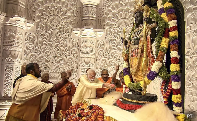De Indiase premier Narendra Modi (BJP) leidt de rituelen bij de inhuldiging van de Ram-tempel in Ayodhya op maandag 22 januari 2024 (foto: PTI).