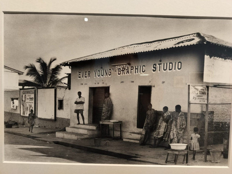 James Barnors fotostudio Ever Young in Jamestown, Accra, in 1958 (foto: Jan Van Criekinge).