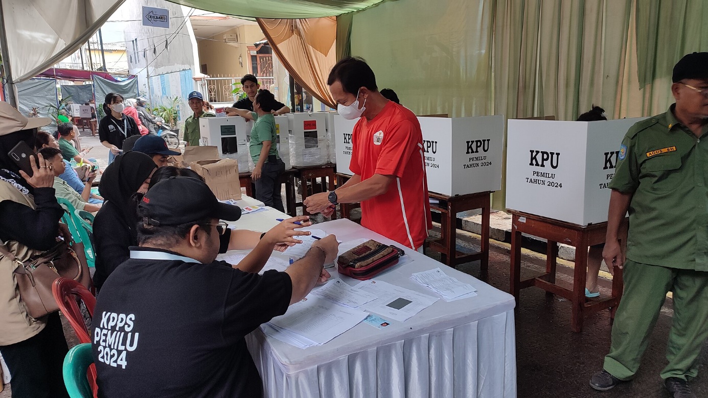 Een stembureau in het noorden van de Indonesische hoofdstad Jakarta op woensdag 14 februari 2024. KPU verwijst naar de verkiezingscommissie die de verkiezingen organiseert (foto: Wikipedia).