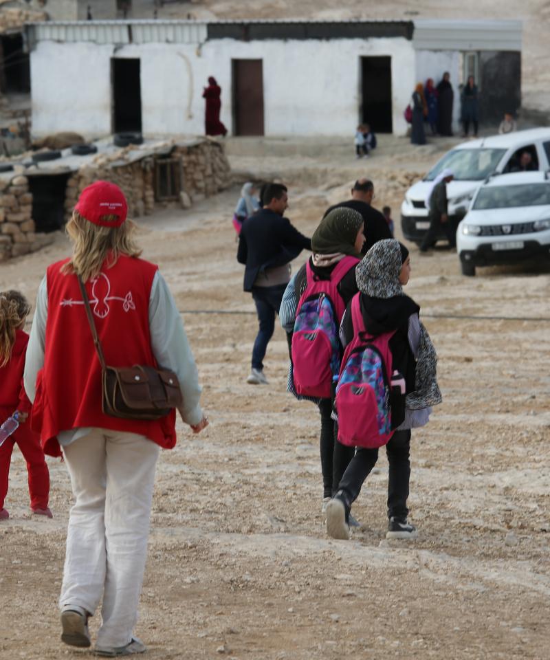 A member of CPT accompanies children to school in Hebron, West Bank (foto: CPT).
