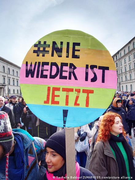 Betoging tegen extreemrechts in Duitsland: ‘Nooit meer is nu!’ (foto: Sachelle Babbar/Zumapress.com/picture alliance).