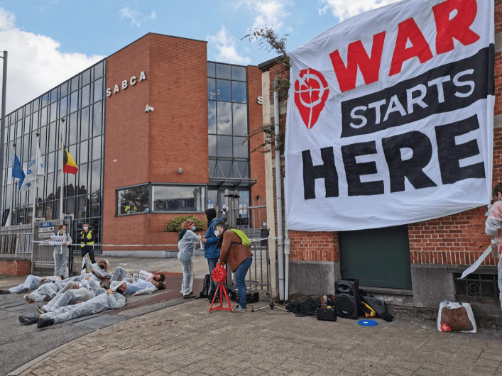 Een actie van Vredesactie in het kader van de campagne ‘War Starts Here’ op 27 mei 2021 aan de hoofdzetel van Sabca in Brussel (foto: Vredesactie vzw).